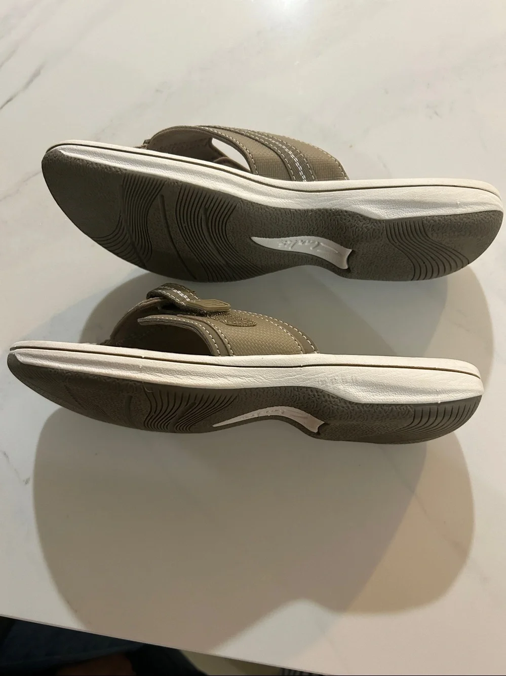 Clarks women’s Khaki Tan Thong Sandals